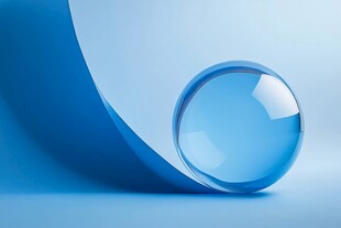 蓝色玻璃球与卷曲纸片