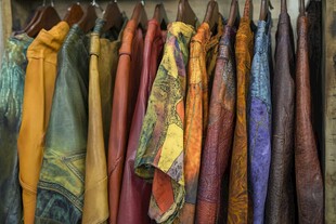 多彩服饰挂于架上