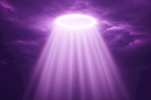 紫色天空中的神秘光束