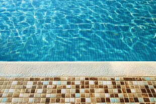 清澈泳池边的多彩瓷砖