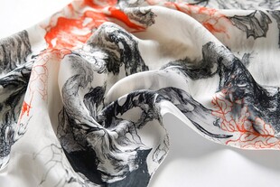 水墨印花丝巾特写