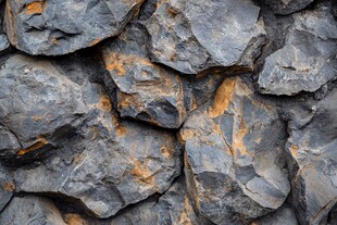 粗糙斑驳的岩石墙面