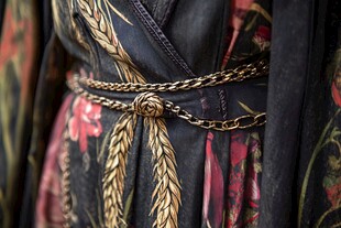 古风华服腰间精美链饰细节