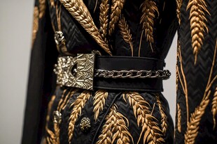 黑金麦穗服饰配华丽腰带