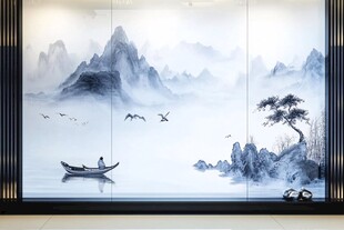 水墨山水间的悠然泛舟图