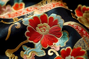 中式刺绣华服上的艳丽花卉