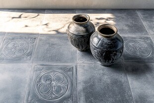 复古陶罐置于花纹地砖上
