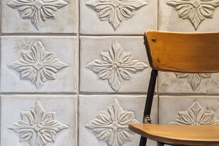 复古花纹墙前的木质座椅