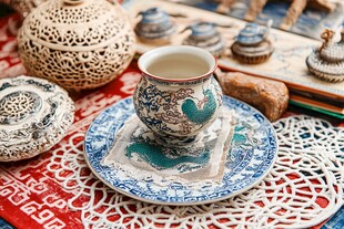 中式青花瓷杯与传统摆件