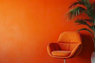 橙色墙前的舒适单人座椅