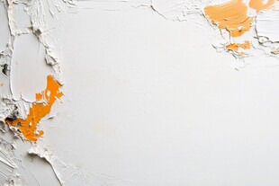 剥落的墙皮与橙色痕迹