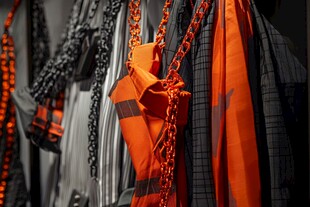 时尚服饰搭配与链条装饰