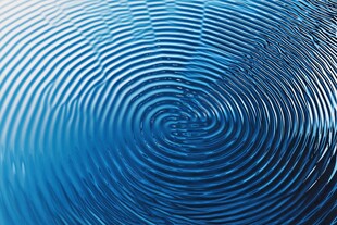 蓝色波纹水面特写