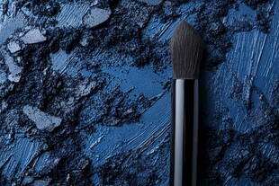 蓝色眼影刷与多彩眼影背景