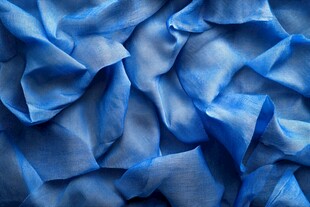 蓝色褶皱布料纹理特写