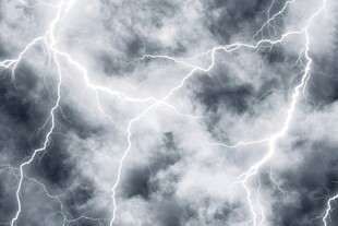 闪电划破乌云密布的天空