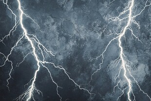 闪电划破阴沉天空