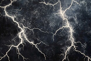 闪电划破夜空震撼景象