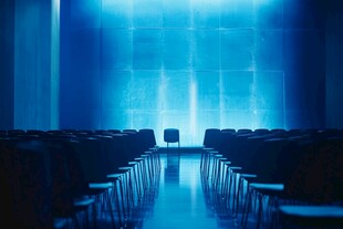 蓝色调空旷的礼堂座位