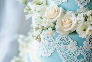 蓝白蕾丝花卉装饰精美蛋糕