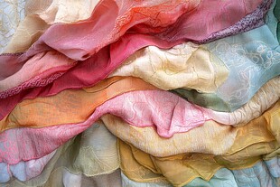 多彩飘逸丝巾堆叠展示