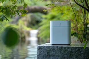 户外水景旁的白色智能设备