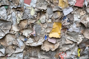 破旧纸张堆叠墙面纹理