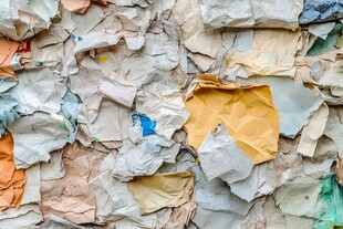皱巴巴的多彩废纸堆叠