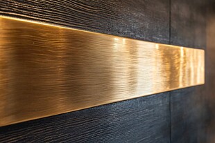 金属条装饰的深色墙面