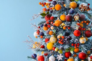 水果装饰的缤纷圣诞树