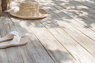 木质地板上的草帽与凉鞋