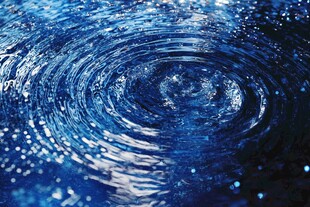 蓝色水面涟漪特写