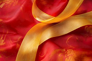 红绸上的金色丝带飘逸