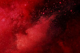 红色粉末飞扬瞬间