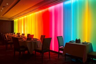 多彩灯光装饰的雅致餐厅