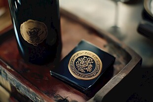 奢华酒具与瓶身徽章特写
