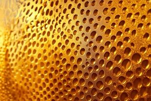 金色水珠覆盖的玻璃纹理