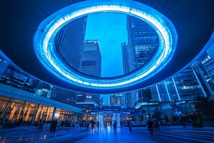 环形建筑下的都市夜景
