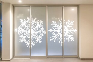 雪花装饰玻璃门 冬日氛围浓