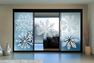 冬日雪花装饰的玻璃移门