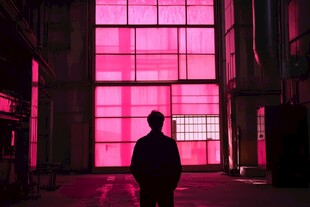 孤独背影与梦幻粉调空间