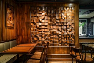 木质餐厅墙面设计与桌椅