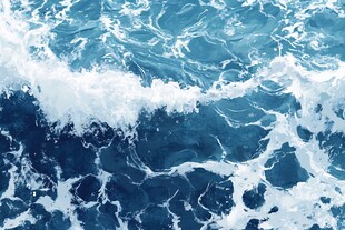 蓝色海浪涌动的美丽瞬间