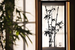 中式窗景下的雅致墨竹图