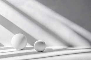 光影下的双球静物