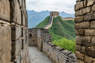 雄伟长城蜿蜒于青山之间