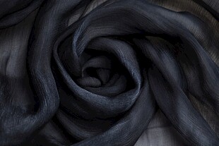 深灰褶皱丝巾特写