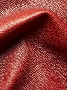 红色细腻皮革纹理特写