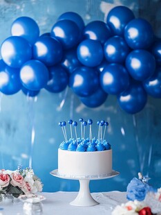 蓝色气球下的精致蛋糕