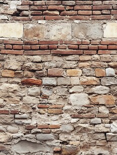 古老斑驳的砖石墙面